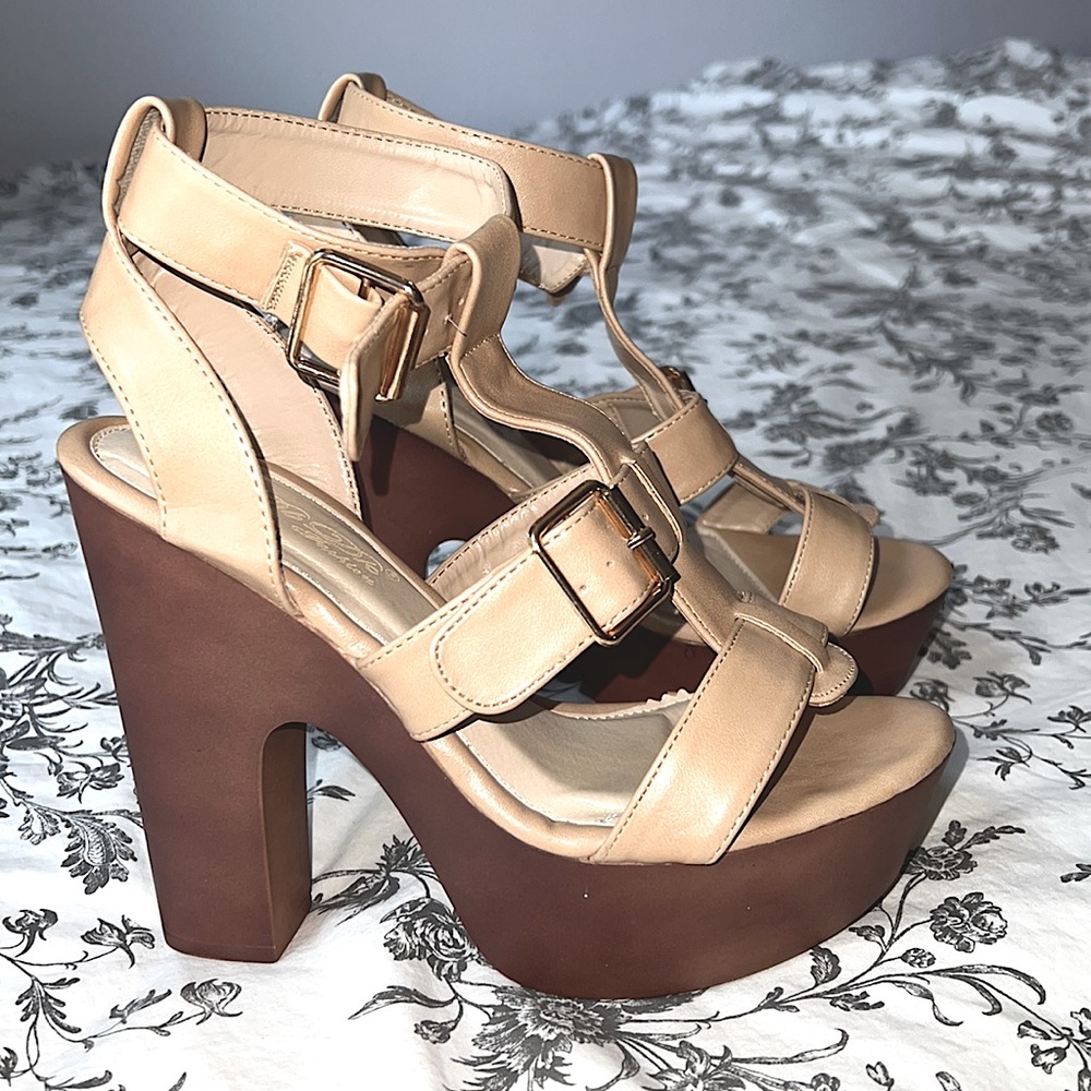DbDk fashions Size 7 Nude PLATFORM heels